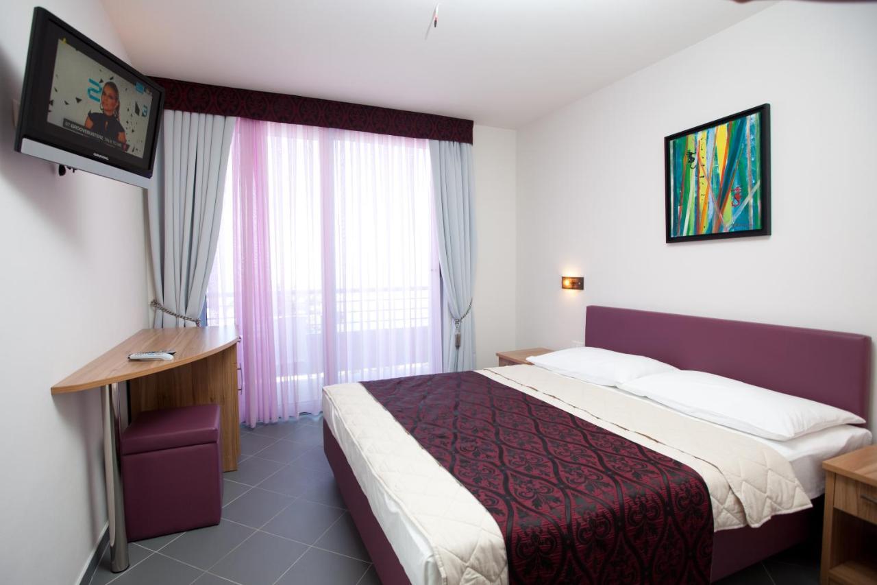 Hotel Sirena Подгора Екстер'єр фото