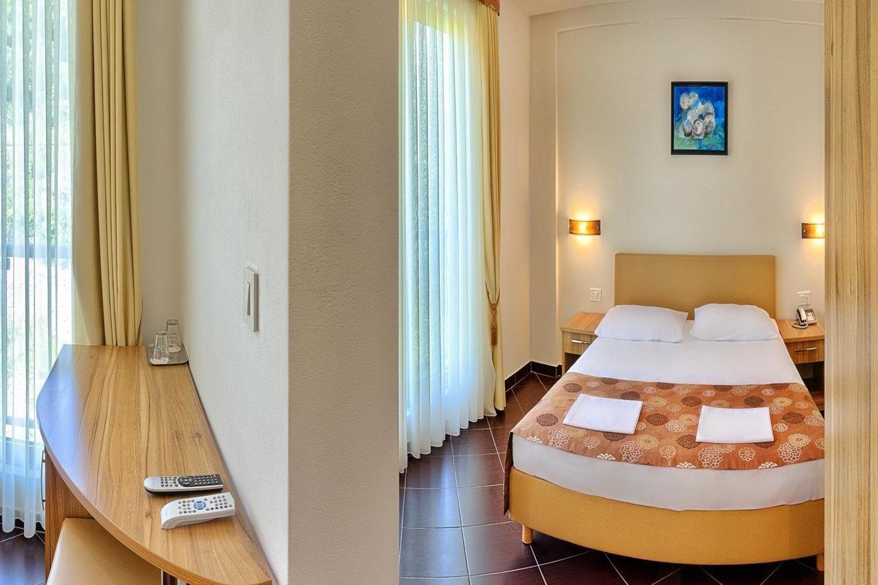 Hotel Sirena Подгора Екстер'єр фото