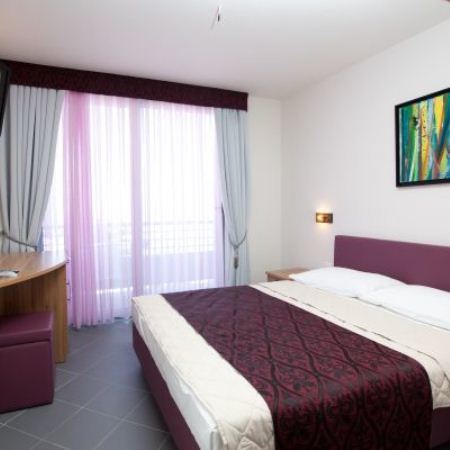 Hotel Sirena Подгора Екстер'єр фото