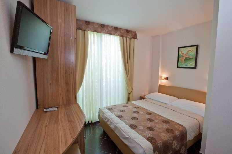 Hotel Sirena Подгора Екстер'єр фото