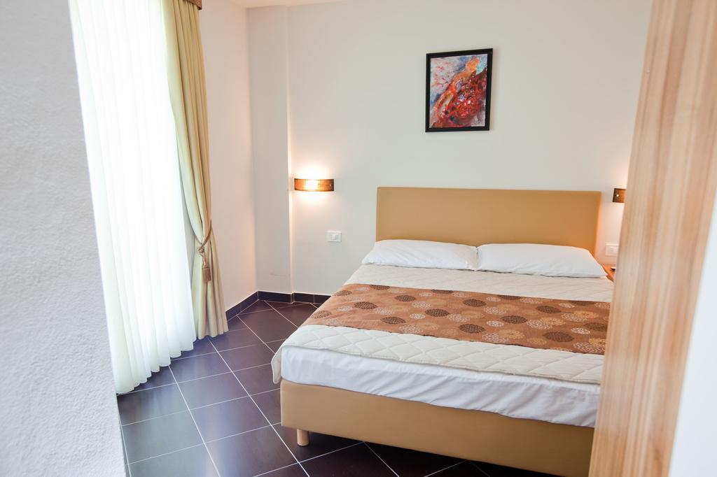 Hotel Sirena Подгора Екстер'єр фото