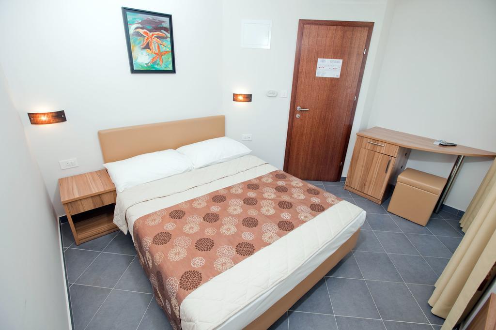 Hotel Sirena Подгора Екстер'єр фото