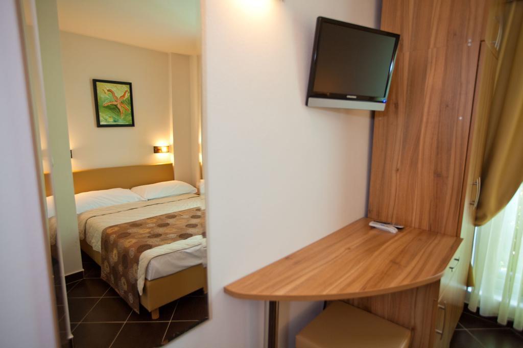 Hotel Sirena Подгора Екстер'єр фото