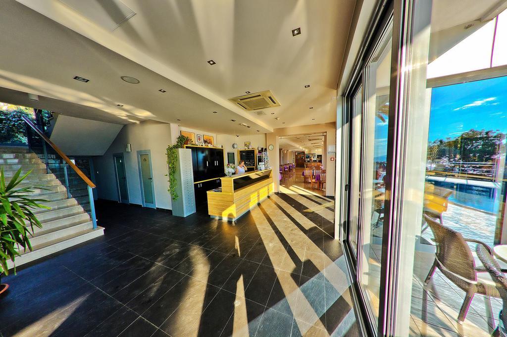 Hotel Sirena Подгора Екстер'єр фото