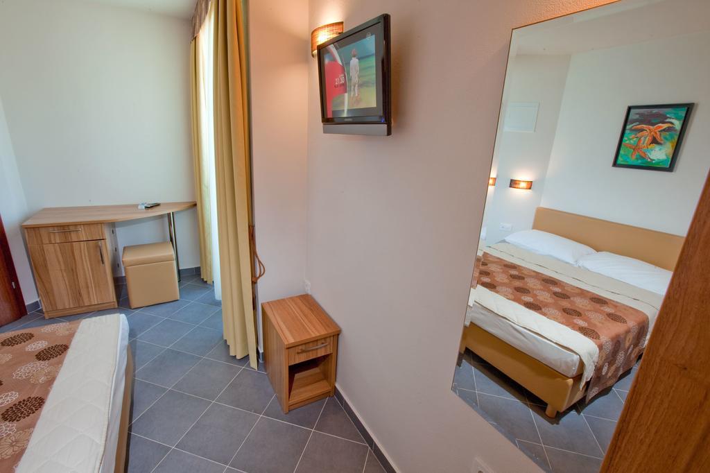 Hotel Sirena Подгора Екстер'єр фото