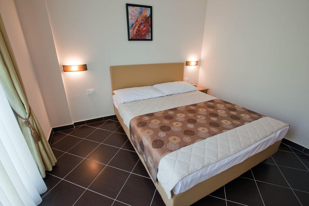 Hotel Sirena Подгора Екстер'єр фото