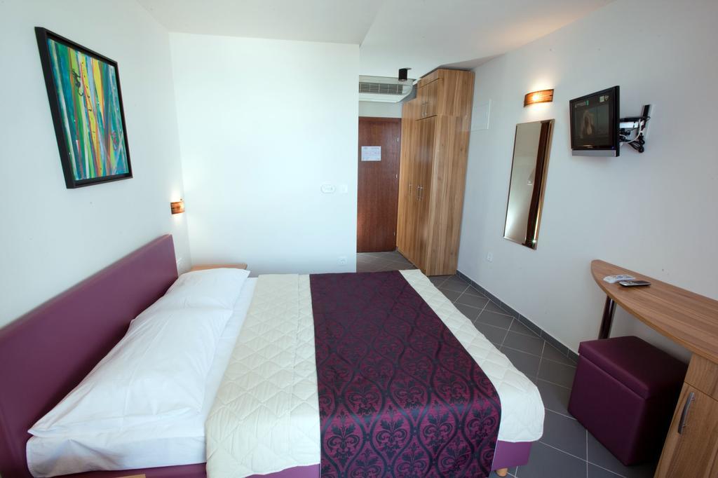 Hotel Sirena Подгора Екстер'єр фото